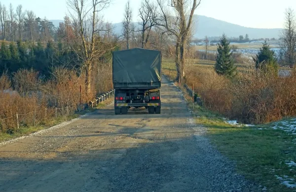 Pivške občane moti tudi nespoštljiv odnos Slovenske vojske in 
obrambnega ministrstva do prebivalcev, saj ne poskrbita niti za 
ceste, ki jih uporablja vojska. 