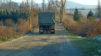 Pivške občane moti tudi nespoštljiv odnos Slovenske vojske in 
obrambnega ministrstva do prebivalcev, saj ne poskrbita niti za 
ceste, ki jih uporablja vojska. 
