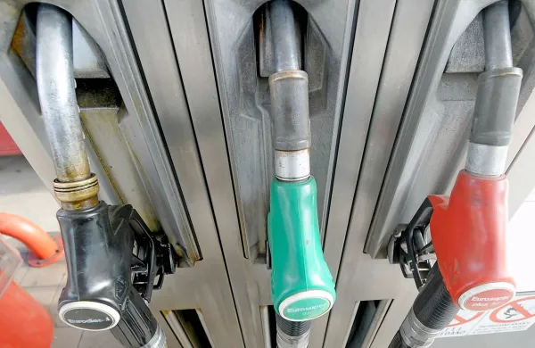 Bencin in dizel s torkom malenkost cenej&scaron;a