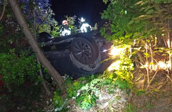 Italijan je ostal ukleščen v avtu, ki se je naslonilo na drevesa.