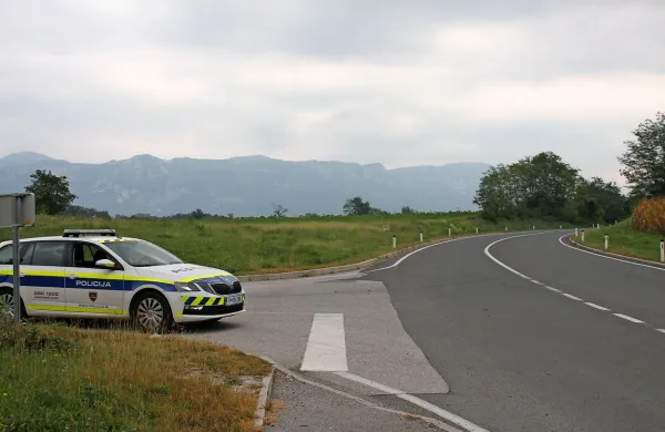 Policisti so zasedo postavili tudi pri odcepu za Skrilje, nekaj sto 
metrov pred Dobravljami. 