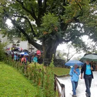 Deževno in mrzlo vreme ni okrnilo veselja na praznovanju 800 
letnih vezi med  Innichenom  in zgornjo Baško grapo.  