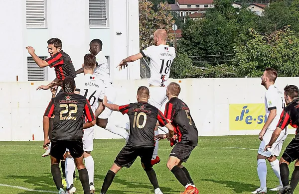 Tako je Klemen Nemanič (v belem sežanskem dresu št. 18) dosegel 
prvi gol na včerajšnji tekmi.