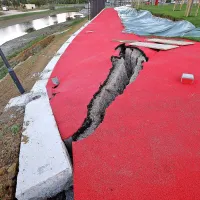 Dela na novih igriščih za  odbojko na mivki in trimski  stezi ob 
Badaševici se bodo  očitno še bolj zavlekla. 