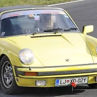 V Izoli je nekdo ukradel osebni avtomobil porsche targa 911, letnik 
1976, cabrio izvedbe, živo rumene barve, s črno platneno streho, 
registrskih številk  LJ X0-02Y.