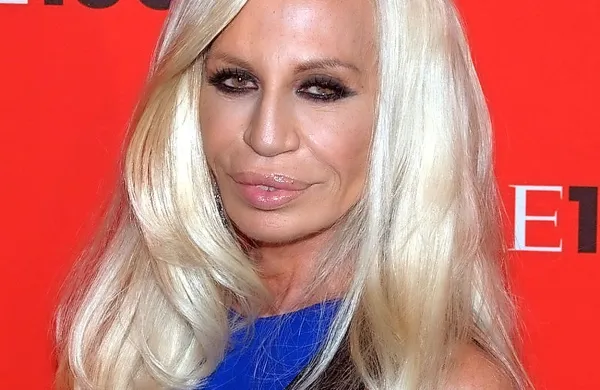 Donatella Versace je v odzivu sporočila, da je prevzem bistven za 
dolgoročni uspeh Versaceja.