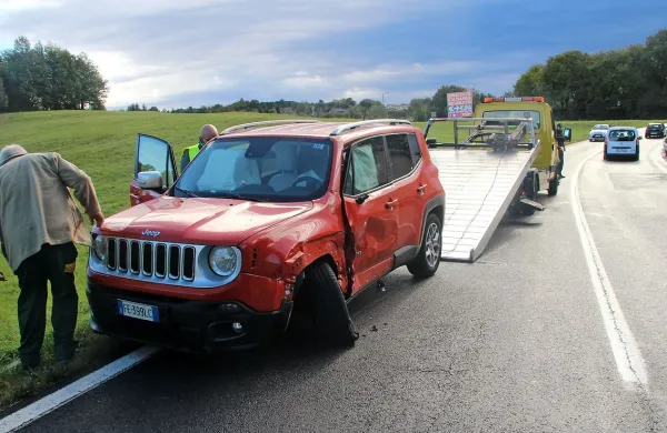 Po bližnjem srečanju s hrvaškim tovornjakom je moral Italijan 
poklicati vlečno službo.