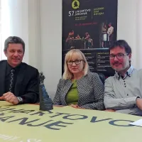 O festivalu so spregovorili (z leve) župan Igor Marentič, vodja 
postojnske izpostave Javnega sklada RS za kulturne dejavnosti 
Silva Bajc in direktor festivala Matjaž Šmalc. 