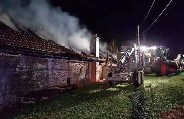 Hiša na Kovku je kljub posredovanju gasilcev zgorela v celoti.
