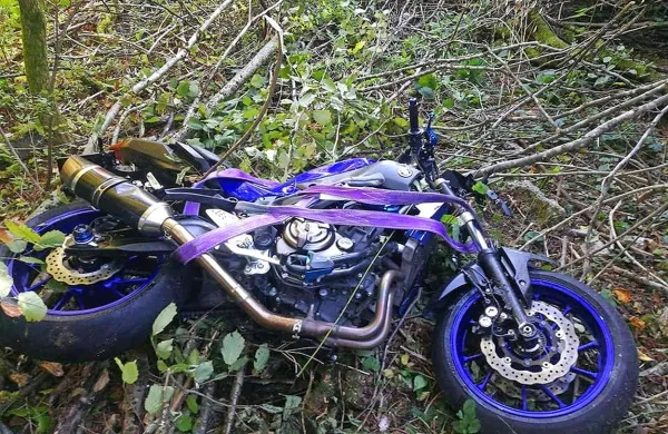 Danes popoldne, nekaj minut pred 16. uro, se je v okolici Godoviča 
zgodila tragična prometna nesreča, v kateri je življenje izgubil 
mladi motorist iz Idrije.