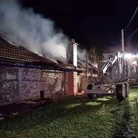 V manjšem zaselku na Kovku je zagorelo v torek pozno zvečer. 