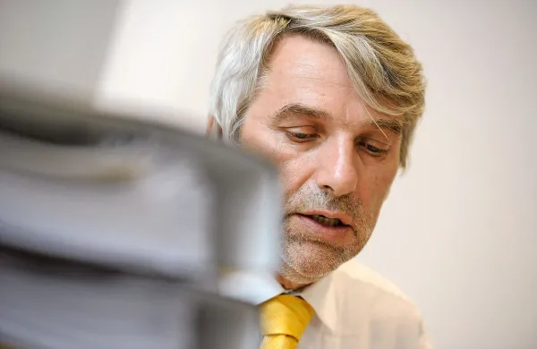 Marko Milosavljević s katedre za novinarstvo na fakulteti za 
družbene vede meni, da je prepoved opravljanja novinarskega 
poklica, kot jo je v sredo sodišče izreklo novinarju Vladimirju 
Vodušku (na fotografiji), lahko sporna.