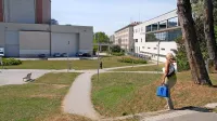 Lokal in sanitarije bodo postavili na travniku za stavbo SNG pri 
pitniku.