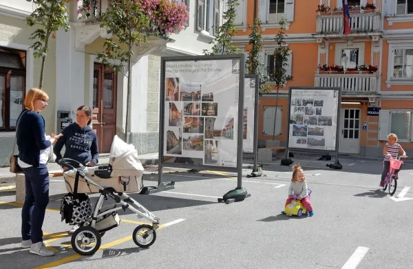 Trg je  v teh dneh brez  pločevine in z začasnimi drevesi prijeten, žal 
se na njem nič ne dogaja. 