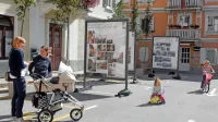 Trg je  v teh dneh brez  pločevine in z začasnimi drevesi prijeten, žal 
se na njem nič ne dogaja. 