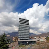 Z Eda centrom  je bilo v preteklosti že precej težav, tožba za izbris 
lastninske pravice pa je po mnenju stanovalcev najhujša.