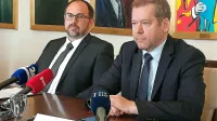 Dekan Filozofske fakultete dr. Roman Kuhar (levo) in rektor 
Univerze v Ljubljani dr. Igor Papič. 