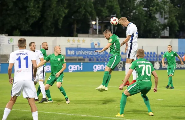 Žiga Lipušček (v skoku, v belem dresu) je načel mrežo Olimpije na prvem medsebojnem obračunu v letošnji sezoni.