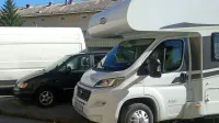 Avtodom fiat ducato in črni ford c-max sta bila še včeraj parkirana v Ilirski Bistrici.