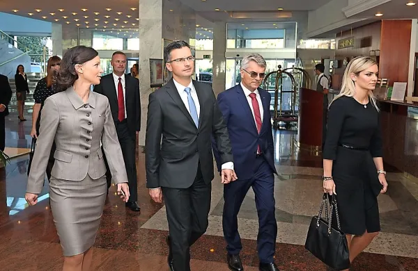 Predsednik vlade Marjan Šarec je na menedžerskem kongresu 
miril direktorje in jih pozval k sodelovanju za skupno dobro.