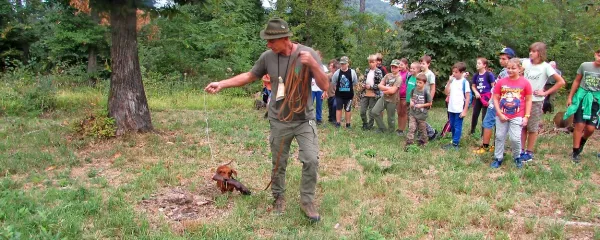 Ko je veterinar Mitja Dodič predstavljal, kako pes  išče žival  s pomočjo krvne sledi, so bili mladi navdušeni.  