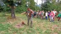 Ko je veterinar Mitja Dodič predstavljal, kako pes  išče žival  s pomočjo krvne sledi, so bili mladi navdušeni.  
