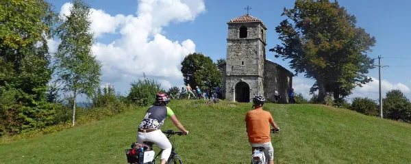 Z električnim kolesom je tudi vzpon do cerkvice sv. Socerba nad vasjo Artviže, ki velja s svojimi 817 metri za najvišjo točko  
Brkinov, “mačji kašelj”.

