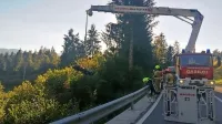 Idrijski gasilci so v četrtek popoldne motorno kolo ponesrečenega 
20-letnega Idrijčana dvignili iz globeli.