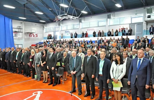  Kongres SLS so v stranki poimenovali prenovitveni, lahko pa bi mu 
rekli tudi spravni, saj se ga je udeležila vrsta ljudi, ki so bili v 
preteklosti izključeni iz stranke, so iz nje izstopili ali se od nje kako 
drugače oddaljili.