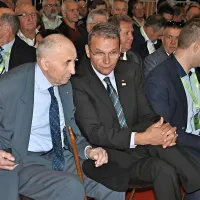 Marjan Podobnik (drugi z leve) je novi predsednik SLS. Ob njem je 
prvi predsednik SLS oziroma takratne Slovenske kmečke zveze, 
89-letni Ivan Oman. 