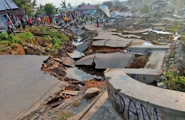 Potres in cunami sta na indonezijskem otoku Sulavezi terjala 
najmanj 800 življenj.