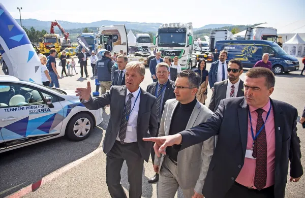  Predsednik vlade Marjan Šarec,  predsednika sekcije za promet pri 
OZS Peter Pišek in ajdovski avtoprevoznik Milan Slokar na 
srečanju prevozniških družin in prevozniških podjetij Slovenije  