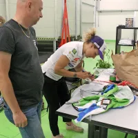 Ilka Štuhec je po testiranju v vetrovnem predoru (v ozadju)  
delavcem zadovoljna podelila še nekaj avtogramov.