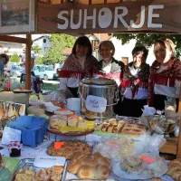 Posebej bogato je bila obložena stojnica vasi Suhorje, kjer je bilo poleg različnih sladic - tudi 
brezglutenskih - mogoče poizkusiti tudi ovčjo juho.