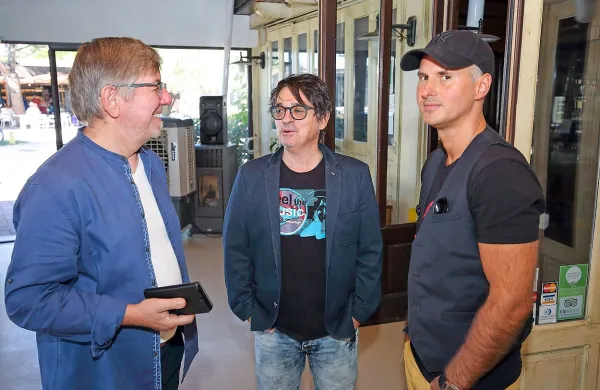 Z leve: Slavko Ivančić, pevec  in basist idrijskih Kingstonov Dare 
Kaurič ter  Rok Lunaček, frontman  Flirrtov, pa tudi avtor skladbe 
Nekoč, tako glasbe kot besedila.  