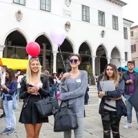 Sprejem brucev Univerze na Primorskem na koprskem Titovem 
trgu