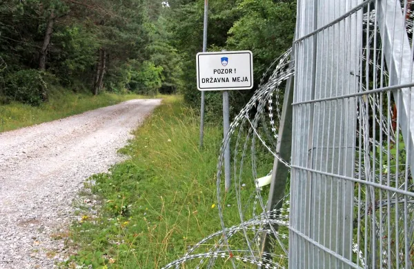 Policisti so Albanca ustavili po tem, ko se  je po makadamski cesti  
s sopotnikoma  pripeljal  v državo.