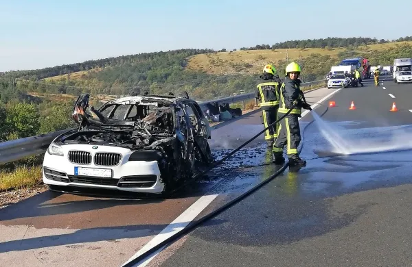 Burja je ogenj razpihala naravnost v notranjost avtomobila.