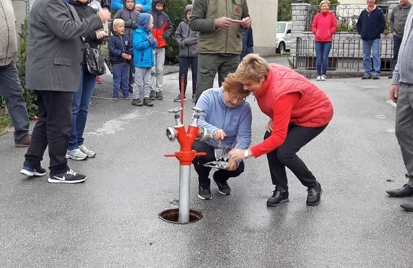 Tako se nazdravi, kadar se dolgo čaka na pitno vodo.