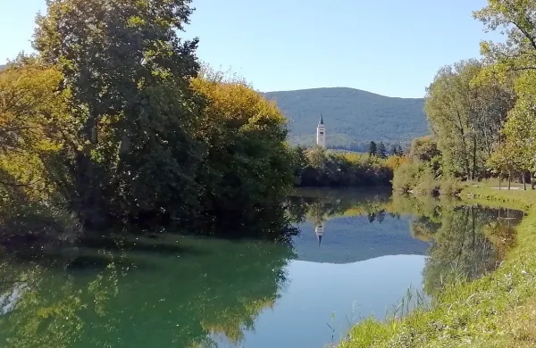 Ob Vipavi (na fotografiji Renče) se majhni deli neokrnjene narave 
izmenjujejo z utrjenimi brežinami. 