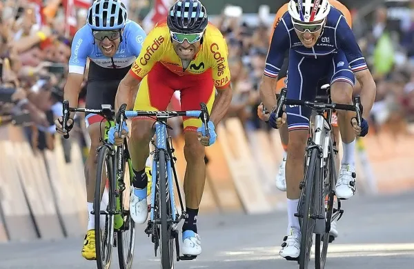 Tako je Alejandro Valverde (v sredini) včeraj drvel naslovu 
svetovnega prvaka naproti. 
