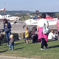 Med obiskovalci portoroškega letališča je bilo veliko otrok in 
družin. 