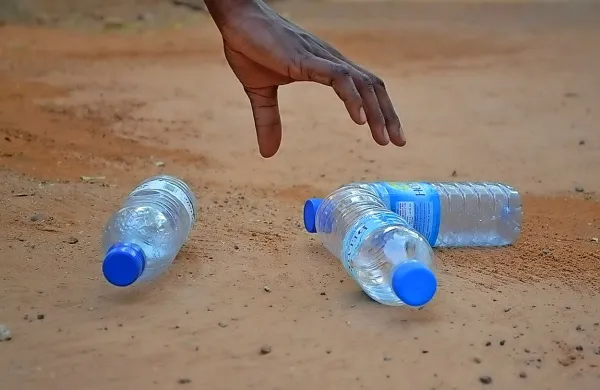 V predmestju nigerijske Abuje nastaja največja hi&scaron;a iz odpadnih plastenk