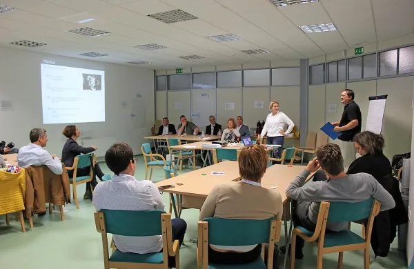 Predstavniki nevladnih organizacij so v Šoli za župane kandidatom 
predstavili konkretne pobude, za katere si želijo, da bi jih vključili 
v svoje programe in uresničili.



