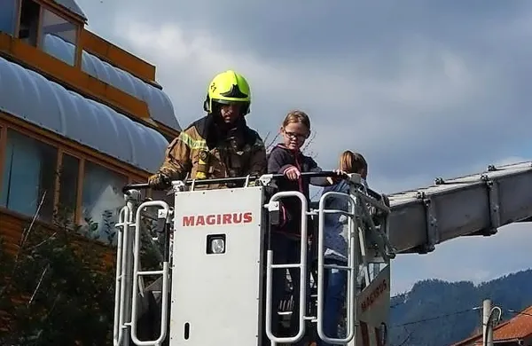 Vožnja z avtolestvijo je bila za učence posebno doživetje. 