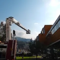 Ujete učence so iz štirih učilnic rešili tudi s pomočjo avtolestve.