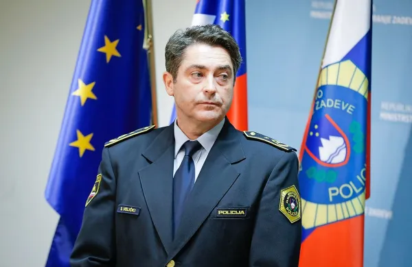 Minister za notranje zadeve Boštjan Poklukar bo vladi predlagal 
razrešitev generalnega direktorja policije Simona Veličkega, so za 
STA potrdili na ministrstvu.