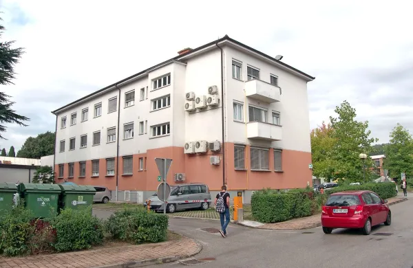 Šempetrski zdravstveni dom bodo širili vzdolž celotne stavbe, v 
njem bo prostora za dodatne ambulante in lepši laboratorij. 