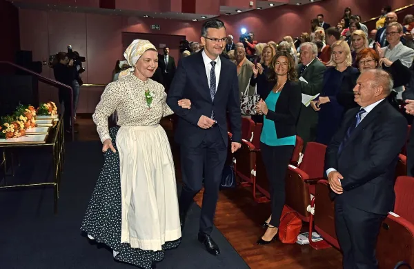 Častni pokrovitelj 18. Festivala za tretje življenjsko obdobje je 
premier Marjan Šarec. Starostniki od njegove vlade pričakujejo, da 
bo znala odgovoriti na izzive starajoče se družba.  