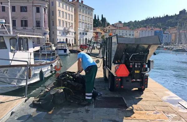 Piranski mandrač so očistili za sedem kubičnih metrov odpadkov. 